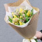 geltonų tulpių ir vaškagėlės puokštė