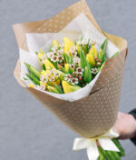 geltonų tulpių ir vaškagėlės puokštė