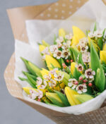 geltonos tulpės ir vaškagėlės