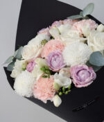 Pastelinės gėlės juodame įpakavime