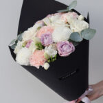 Pastelinių gėlių puokštė juodame įpakavime