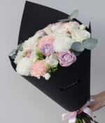 Pastelinių gėlių puokštė juodame įpakavime