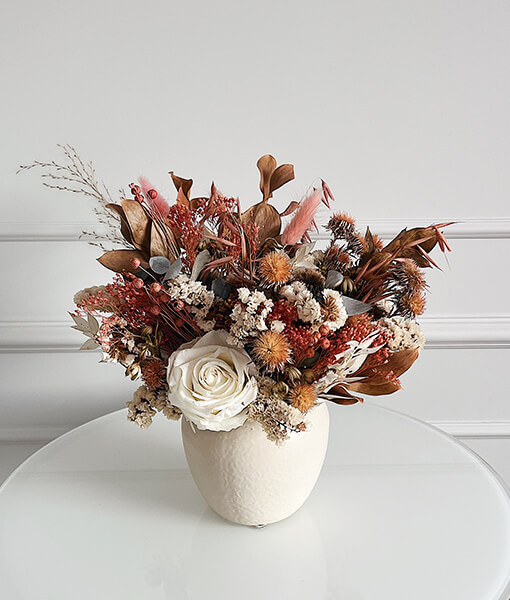 Džiovintų ir stabilizuotų gėlių kompozicija