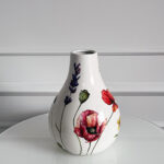 Keraminė balta vaza su aguonų motyvais
