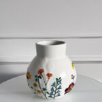 Balta keraminė vaza su gėlių motyvais Vintage Bloom