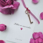 Minimalistinis atvirukas su užrašu Raktas nuo mano širdies